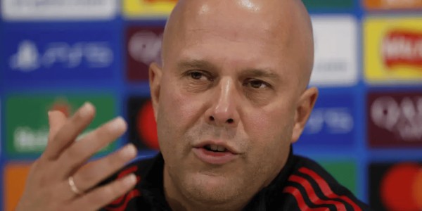 4.5亿引援打水漂？利物浦主场遭绝杀跌出前五，斯洛特帅位告急，阿隆索或重返安菲尔德救火！